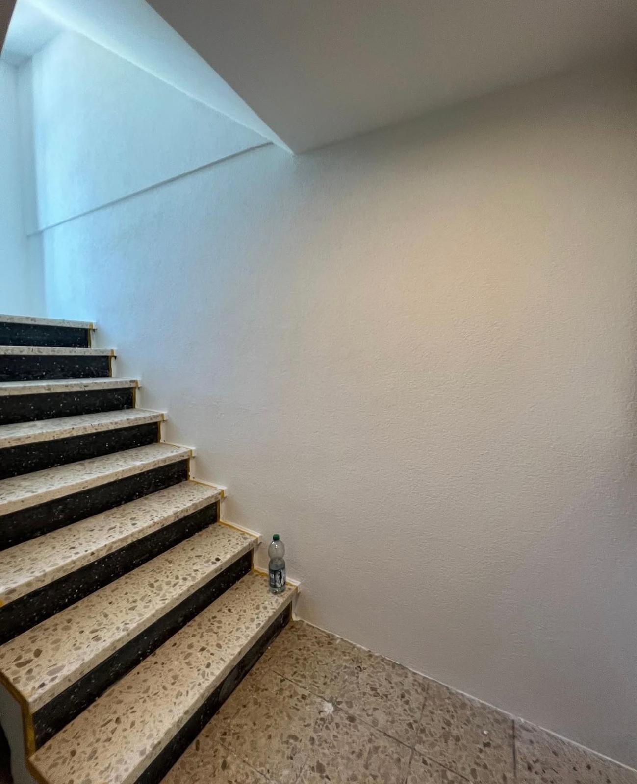Fertig verputzte Treppenhauswand