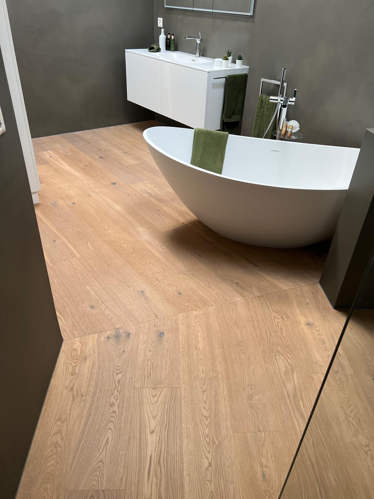 Holzdetails und Boden im Bad