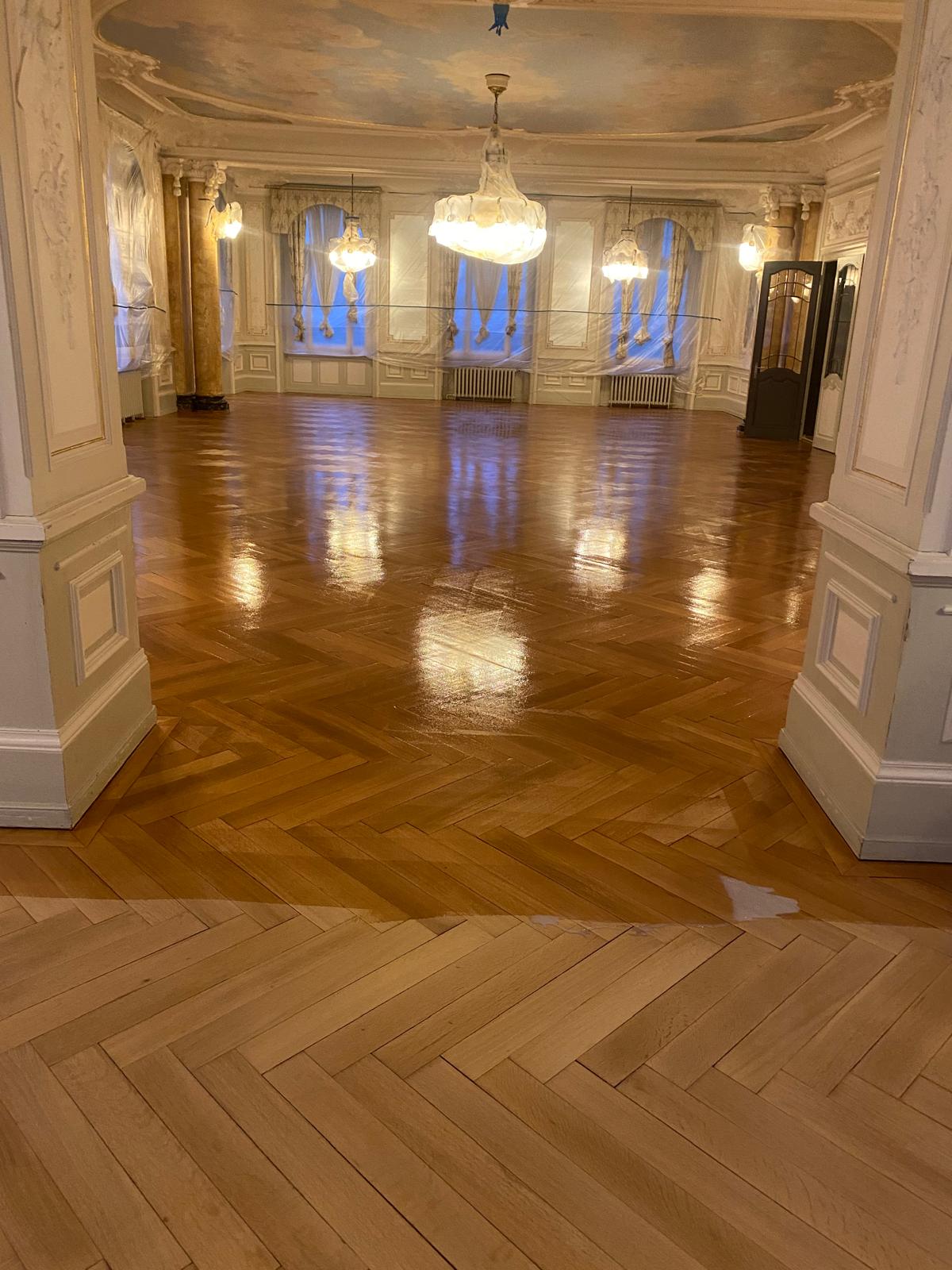 Aufbereiteter Parkettboden in historischem Saal