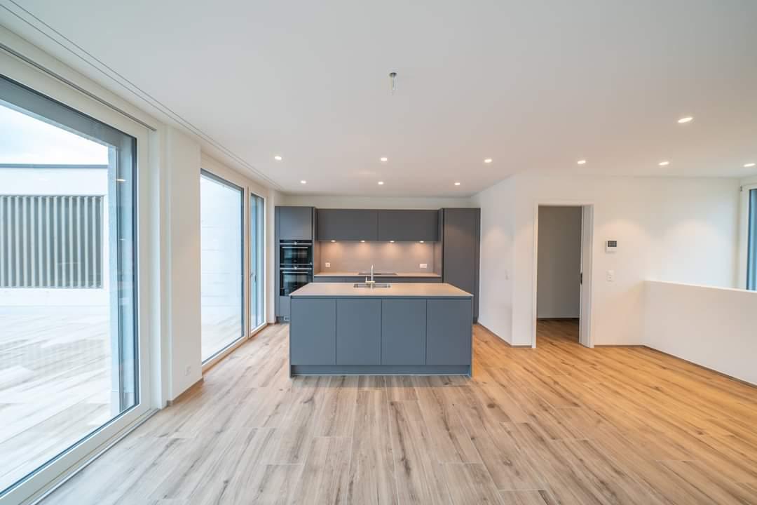 Innenausbau mit Kueche und Holzboden