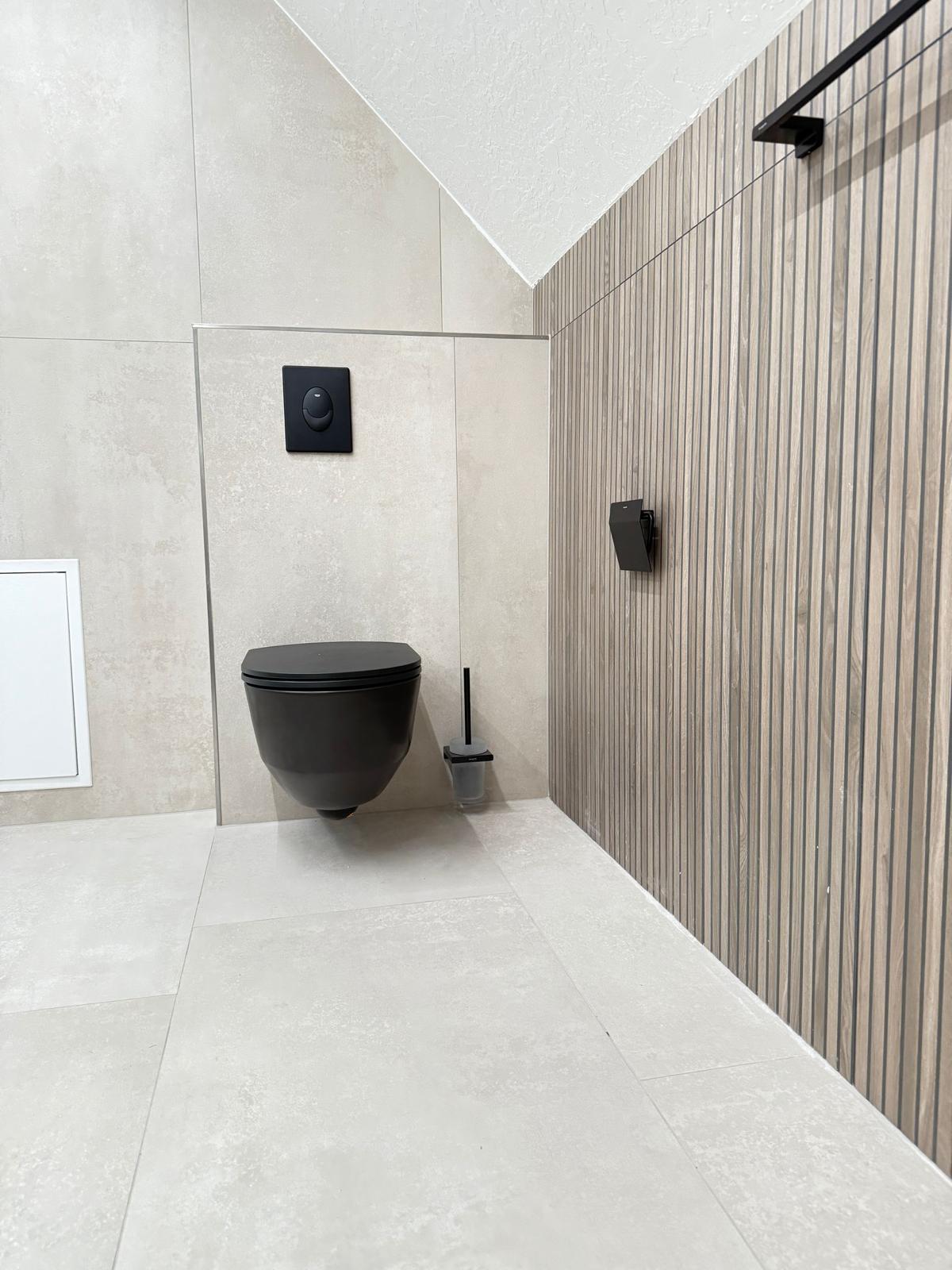 Bad WC mit Holzoptik-Platten