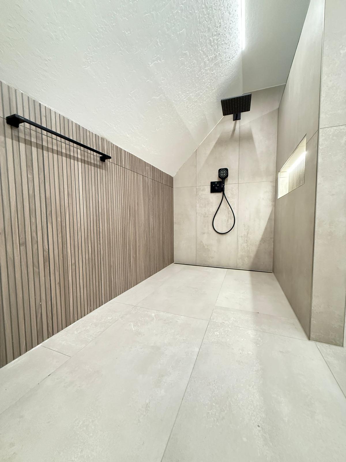 Modernes Bad mit Holzoptik-Platten