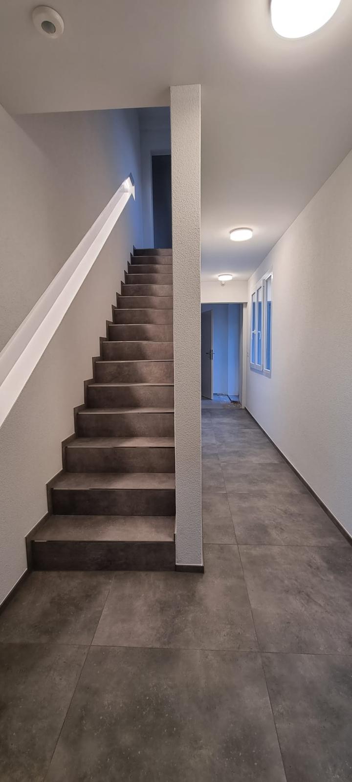 Treppenhaus mit grossformatigen Platten