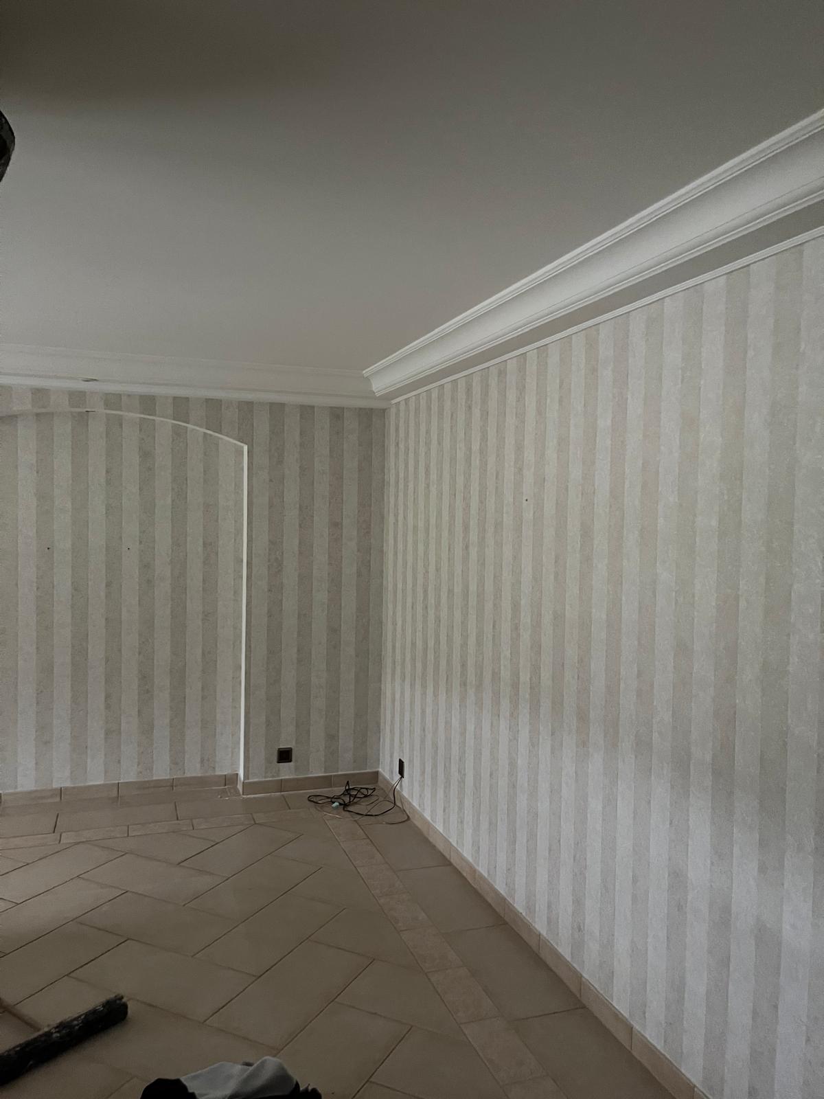 Fertig tapezierte Streifenwand